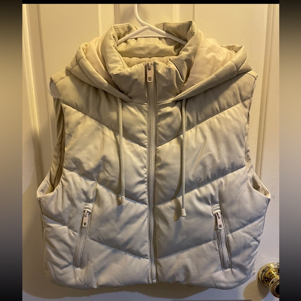 Love Tree white puffer vest. Size Medium
